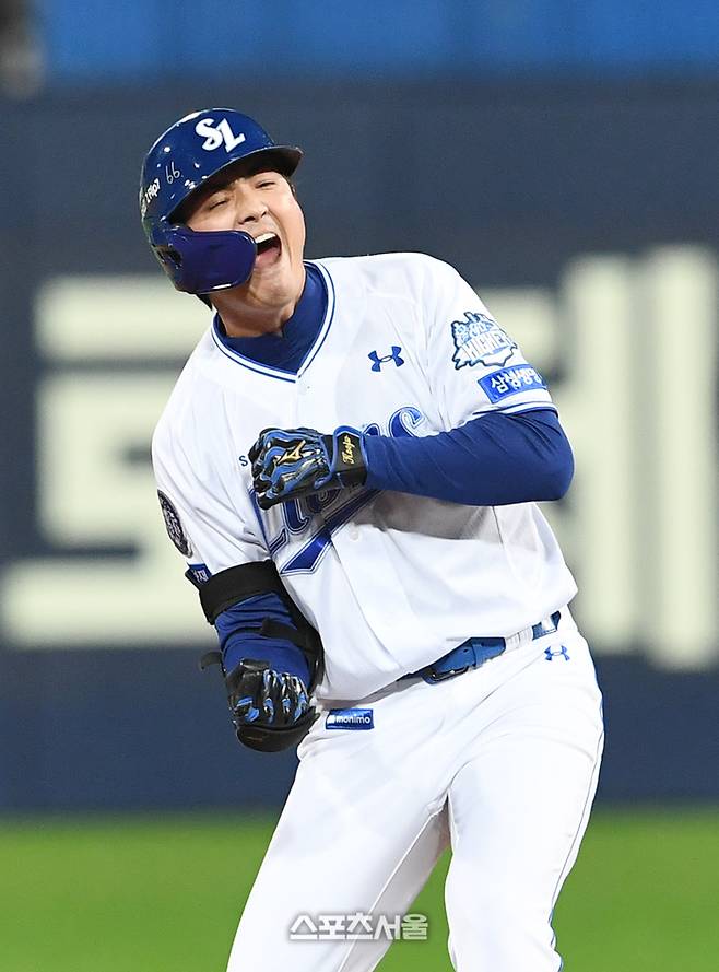 삼성 구자욱이 13일 대구삼성라이온즈파크에서 열린 2025 KBO리그 SSG와 준플레이오프 3차전 3회말 2사 2루 상황에서 SSG 선발 앤더슨을 상대로 1타점 2루타를 친 뒤 기뻐하고 있다. 대구 | 박진업 기자 upandup@sportsseoul.com