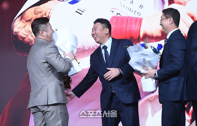 삼성 최형우가 9일 서울 송파 롯데호텔 월드에서 열린 2025 KBO 골든글러브 시상식에서 지명타자 부문 수상 후 KIA 이범호 감독의 축하꽃다발을 받고 있다. 최승섭기자 thunder@sportsseoul.com