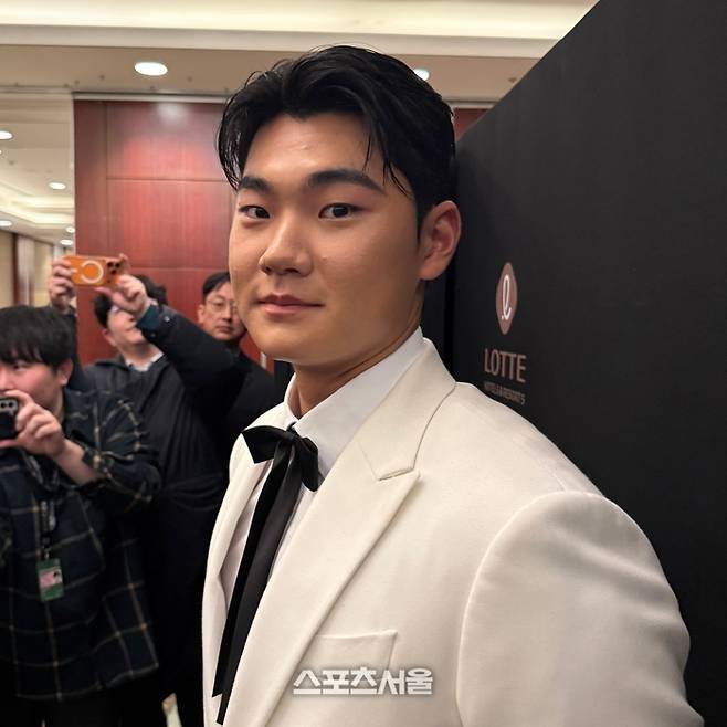 김주원이 골든글러브 시상식 전 인터뷰에 임하고 있다. 롯데호텔월드 | 박연준 기자 duswns0628@sportsseoul.com