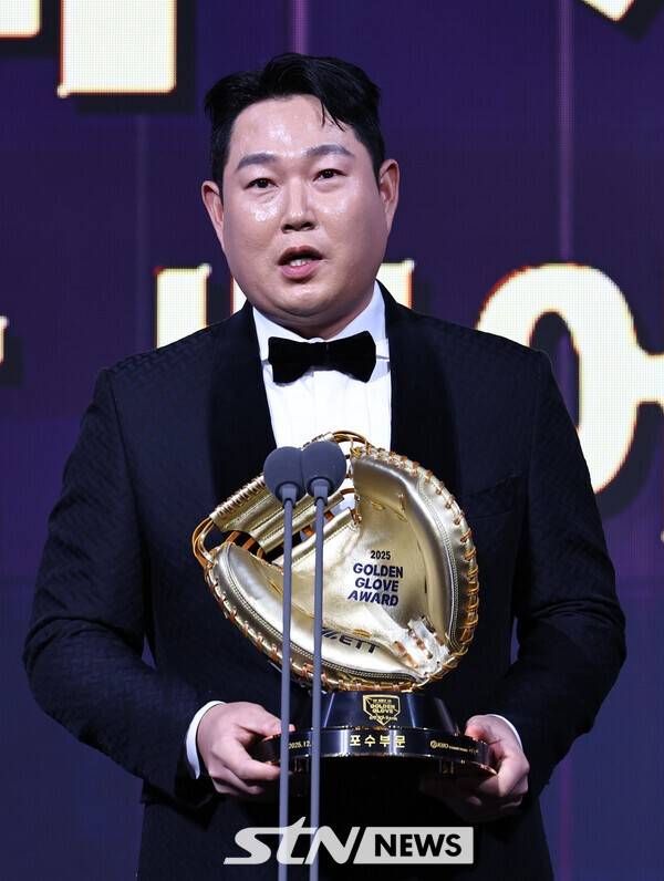 두산 양의지가 9일 서울 송파구 롯데호텔 월드에서 열린 '2025 KBO 골든글러브 시상식'에서 포수 골든글러브를 수상 후 소감을 밝히고 있다. /사진=뉴시스