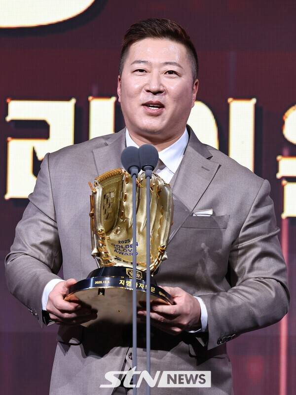 삼성 라이온즈 최형우가 9일 서울 송파구 롯데호텔 월드에서 열린 '2025 KBO 골든글러브 시상식'에서 골든글러브를 수상 후 소감을 밝히고 있다. /사진=뉴시스