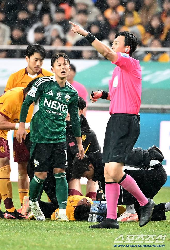 6일 서울월드컵경기장에서 열린 2025 하나은행 코리아컵 결승, 전북 현대와 광주FC의 경기. 전북 이승우가 광주 권성윤에 파울을 범해 퇴장을 당하고 있다. 상암=허상욱 기자wook@sportschosun.com/2025.12.06/