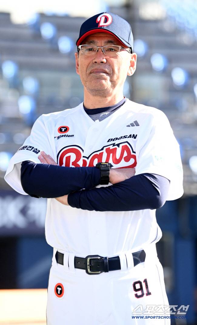 2025 두산베어스 창단기념식이 15일 잠실야구장에서 열렸다. 오노 카즈요시 2군 투수코치가 포즈를 취하고 있다. 잠실=허상욱 기자 wook@sportschosun.com/2025.01.15/