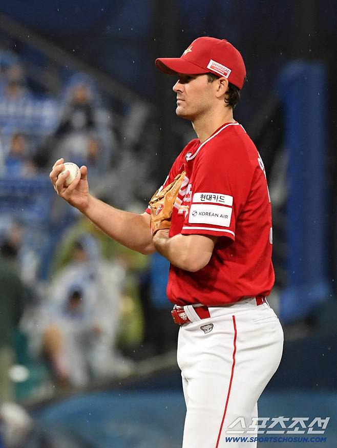 13일 대구 라이온즈파크에서 열린 삼성과 SSG의 준PO 3차전. SSG 앤더슨이 숨을 고르고 있다. 대구=박재만 기자 pjm@sportschosun.com/2025.10.13/