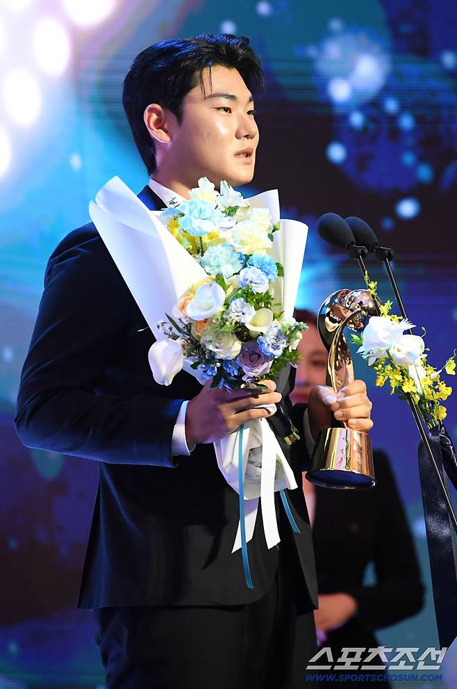 2025 KBO 시상식이 24일 서울 송파구 롯데호텔월드에서 열렸다. KBO 수비상을 수상한 유격수 NC 김주원이 수상 소감을 말하고 있다. 박재만 기자 pjm@sportschosun.com/2025.11.24/