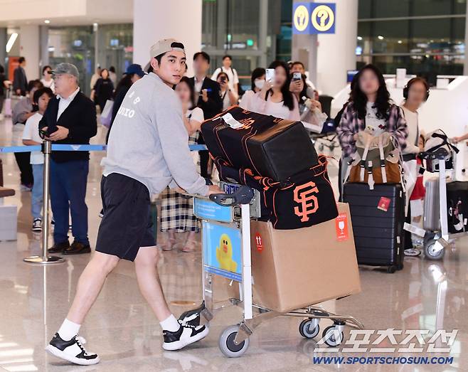 이정후가 9월 30일 오후 인천공항 제2터미널을 통해 귀국했다. 입국장을 나서고 있는 이정후.

 인천공항=송정헌 기자songs@sportschosun.com/2025.09.30/