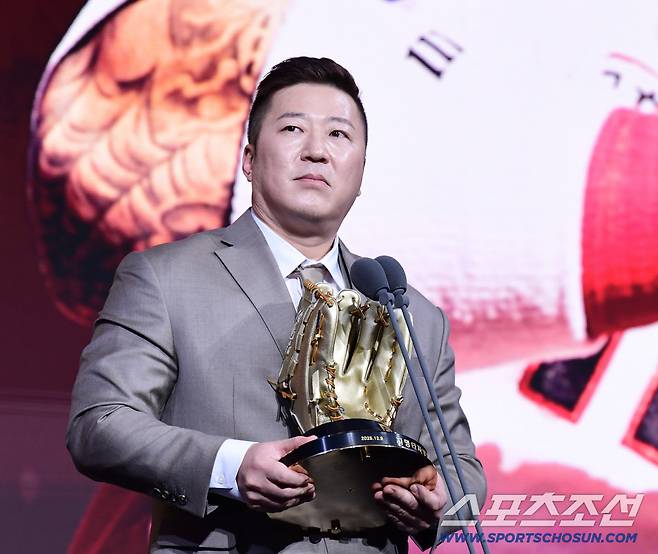 9일 서울 롯데호텔월드에서 KBO 골든글러브 시상식이 열렸다. 지명타자 부문 골든글러브를 수상한 삼성 최형우. 잠실=송정헌 기자songs@sportschosun.com/2025.12.09/
