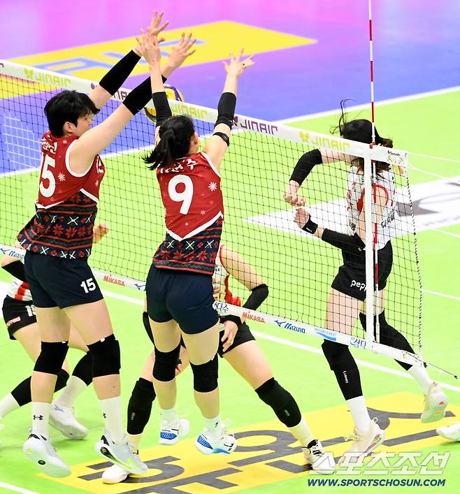 9일 수원체육관에서 열린 V리그 여자부 현대건설과 페퍼저축은행의 경기. 현대건설 김희진과 나현수가 페퍼저축은행 고예림의 공격을 막아내고 있다. 수원=허상욱 기자wook@sportschosun.com/2025.12.09/