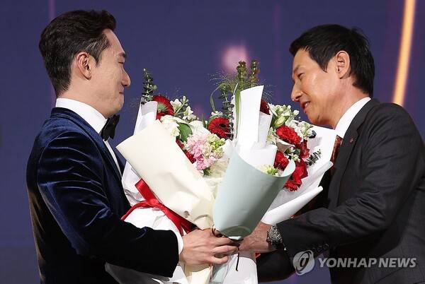 신민재(왼쪽)·염경엽 감독. ⓒ연합뉴스