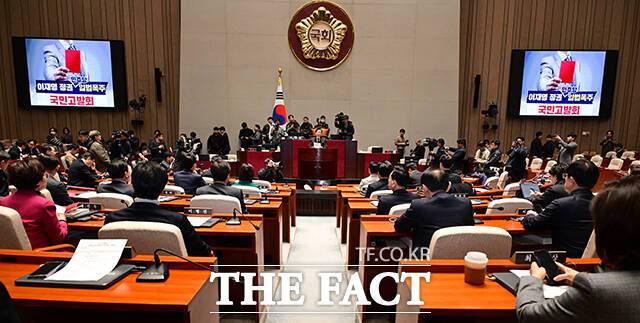박근혜 전 대통령 탄핵 이후 급격하게 우경화하며 큰 혼란에 빠졌던 자유한국당(국민의힘 전신)의 모습과 비슷하다. 사진은 송언석 국민의힘 원내대표가 8일 오전 서울 여의도 국회에서 열린 의원총회 및 이재명 정권 독재악법 국민고발회에 참석해 모두발언을 하고 있는 모습. /남윤호 기자
