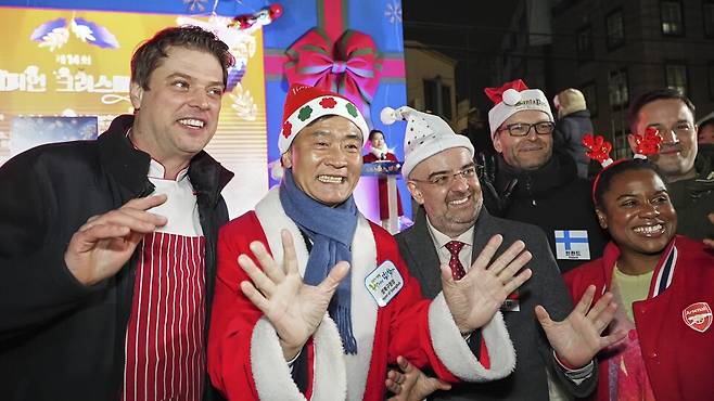 성북구가 주최하는 유러피언 크리스마스 마켓 행사가 지난 주말 높은 관심 속에 열렸다. 3만 명의 관람객이 유럽 스타일 성탄 분위기에 빠져 들었다. 성북구청 제공