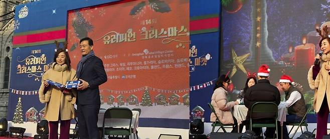 성북구의 대표적인 연말 행사인 유러피언 크리스마스 마켓에 브리지 게임 체험 행사가 진행되고 있다. 한국브리지협회 김혜영 회장과 이승로 성북구청장. 한국브리지협회 제공