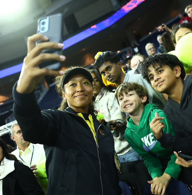 애틀랜타컵에서 팬들과 사진을 촬영하는 오사카. 애틀랜타컵 SNS