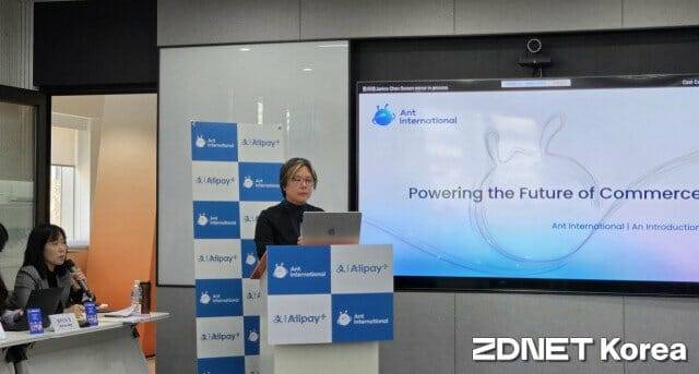 웨이샤오 쟝 알리페이플러스 북아시아·북아메리카 총괄이 '알리페이플러스 미디어 라운드'에서 사업 계획에 대해 설명하고 있다. (사진=지디넷코리아)