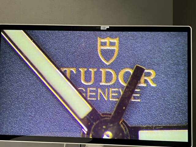 바이버 쇼룸 잠실. 현미경으로 본 시계 (사진=지디넷코리아)