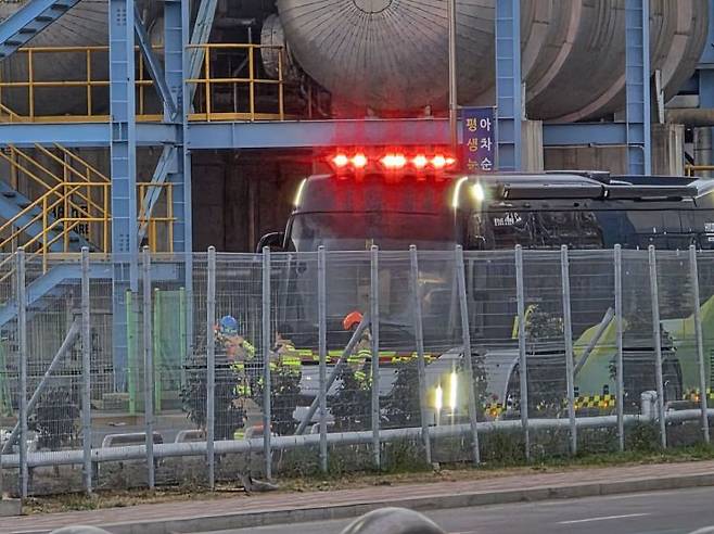 9일 소방당국 관계자들이 충남 태안군 원북면 태안화력발전소 석탄가스화 복합발전설비(IGCC)에서 발생한 불을 모두 끈 뒤 현장을 살피고 있다. 연합뉴스