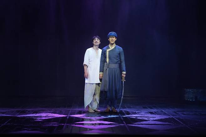 연극 '타지마할의 근위병'. '휴마윤' 최재림과 '바불' 이승주 배우. /해븐프로덕션
