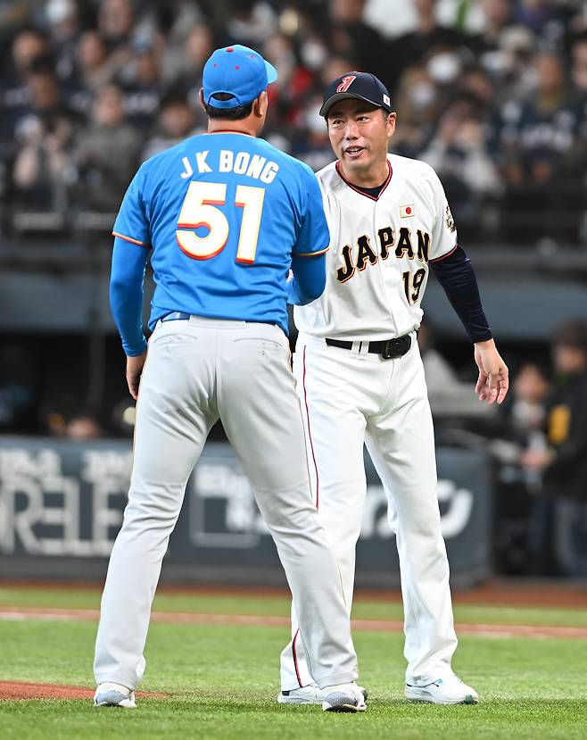 30일 일본 에스콘필드 홋카이도에서 열린 한일 드림 플레이어즈 게임에서 봉중근이 우에하라와 인사하고 있다. 2025.11.30  /사진공동취재단