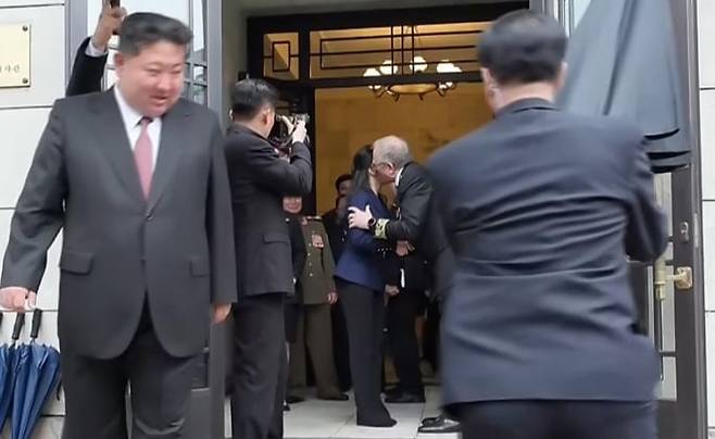 마체고라 대사가 지난 5월 김정은 환송 당시 김주애에게 가벼운 볼뽀뽀를 하고 있다. /조선중앙TV