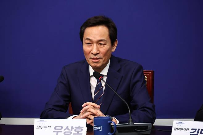 우상호 대통령실 정무수석이 25일 오후 서울 여의도 국회에서 조국 조국혁신당 대표와 만나 발언하고 있다. 2025.11.25. 뉴시스