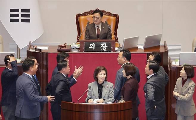 나경원 국민의힘 의원이 9일 서울 여의도 국회에서 열린 제429회국회(정기회) 제16차 본회의에서 가맹사업거래의 공정화에 관한 법률 일부개정법률안에 대한 무제한 토론(필리버스터)을 하는 가운데 여야 의원들이 충돌하고 있다. 2025.12.9 뉴스1