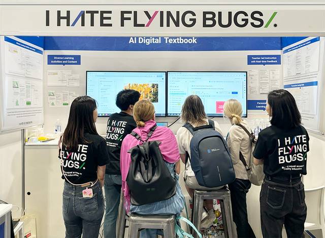 미국 덴버에서 열린 글로벌 에듀테크 박람회 ISTE Live 2024에 참가해 AIDT 프로토타입 소개하는 모습. (아이헤이트플라잉버그스 제공)