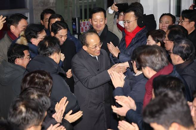 국회의 12·3 비상계엄 해제 의결 방해 의혹을 받는 추경호 전 국민의힘 원내대표가 지난 3일 오전 영장이 기각돼 경기 의왕시 서울구치소를 나서며 같은 당 의원들과 인사하고 있다./사진=뉴시스