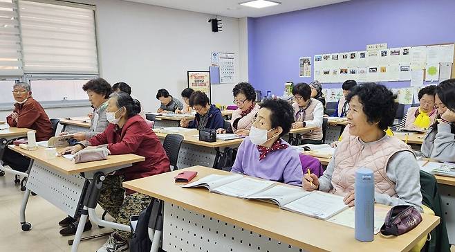 글봄학교 3학년생 19명이 경남 고성도서관 교실에서 수업에 열중하고 있다. 최상원 기자
