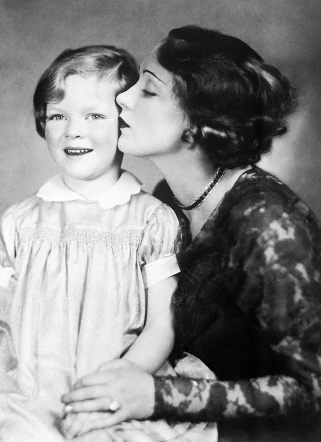 유년 시절의 마리아 리바와 어머니 디트리히. 리바는 할리우드 세트장에서 '조수' 명찰을 단 유니폼을 입고 성장했고, 어머니의 고무줄 같던 나이 때문에 성인이 될 때까지 자신의 진짜 나이조차 몰랐다고 밝혔다. 게티 이미지