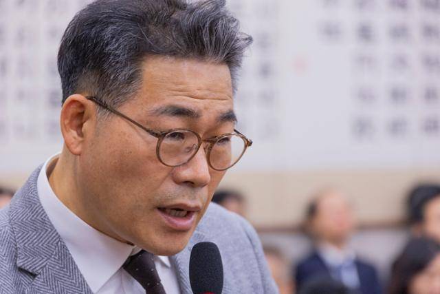 10월 27일 세관 마약수사 외압 의혹 관련해 합동수사팀에 파견된 백해룡 경정이 서울 여의도 국회 법제사법위원회에서 열린 2025년 국정감사에서 의원 질의에 답하고 있다. 연합뉴스