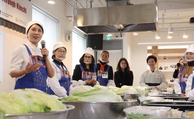 김혜경 여사가 9일 서울 종로구 북촌 한식문화공간 이음에서 열린 주한대사 배우자 초청 김장 행사에서 발언하고 있다. 뉴시스