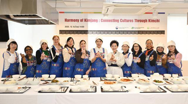 김혜경 여사가 9일 서울 종로구 북촌 한식문화공간에서 열린 주한대사 배우자 초청 김장 행사에서 참석자들과 기념촬영을 하고 있다. 왕태석 선임기자