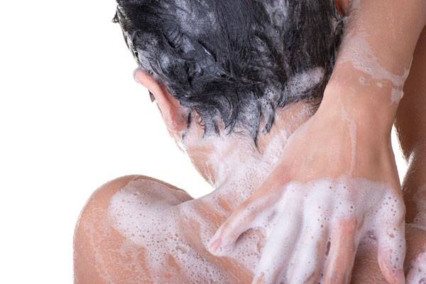 깨끗하게 씻어도 피부에서 독특한 냄새가 느껴질 때가 있는데, 이는 나이가 들면서 자연스럽게 나타나는 변화일 수 있다./사진=클립아트코리아