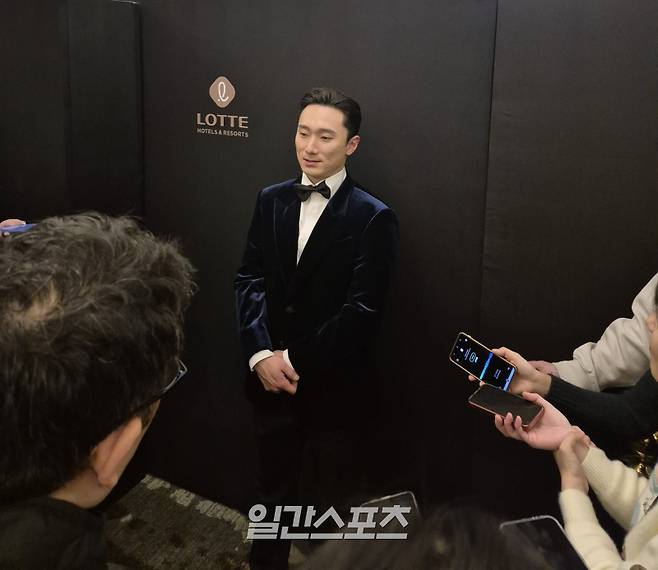 9일 열린 골든글러브 시상식에서 취재진과 인터뷰하는 LG 신민재. 배중현 기자