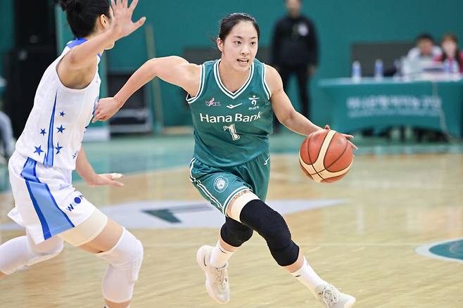 하나은행 박소희(오른쪽)가 17일 부천체육관에서 열린 우리은행과의 BNK금융 2025~26 WKBL 정규리그 홈경기서 돌파를 시도하고 있다. 사진=WKBL