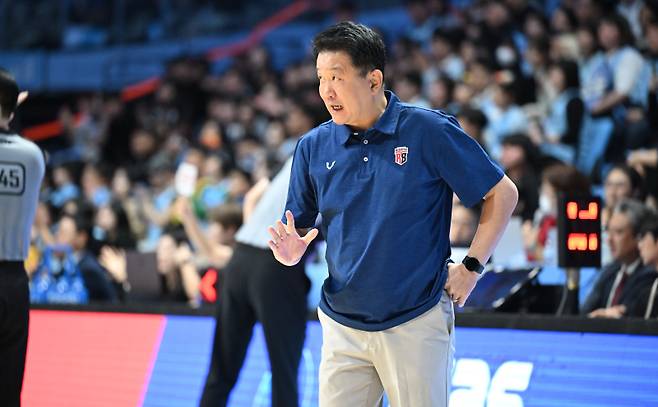 9일 고양소노아레나에서 열린 소노와 정관장의 2025~26 LG전자 프로농구 정규리그 경기. 유도훈 정관장 감독이 작전을 지시하고 있다. 사진=KBL