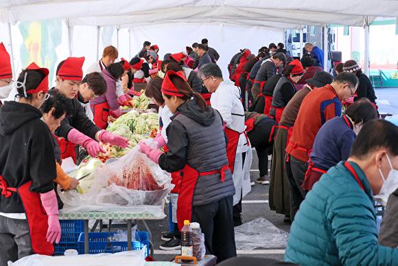 임실 아삭아삭 김장페스티벌에서 김장 담그는 모습  [사진=임실군 ]
