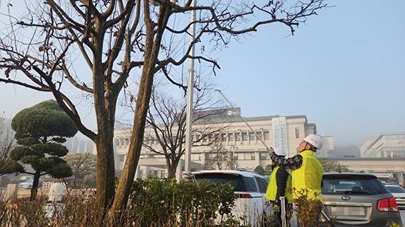 옥외광고협회 회원과 건축과 도시미관팀이 합동으로 불법 옥외광고물을 정비 하고 있다. [사진=의정부시]