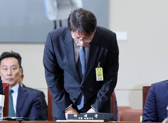 박대준 쿠팡 대표이사가 지난 2일 국회에서 열린 과학기술정보방송통신위원회 제18차 전체회의에 출석해 쿠팡 개인정보 유출 사태에 대해 사과하고 있다. 뉴스1