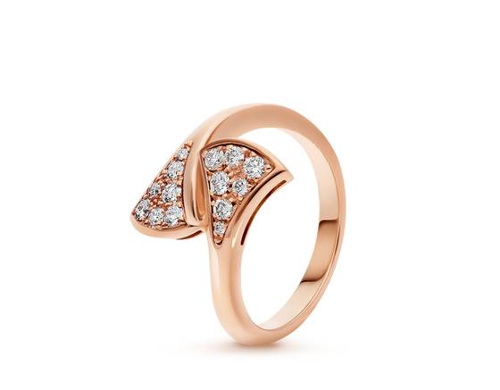 로즈 골드 소재에 다이아몬드가 파베 세팅된 불가리 디바스 드림 링. 사진 불가리