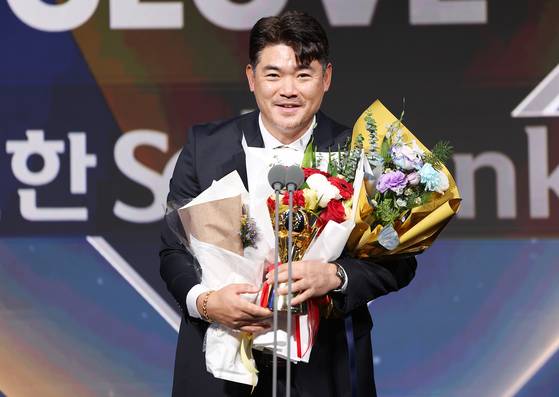 페어플레이 특별상 소감 말하는 노경은   (서울=연합뉴스) 김성민 기자 = 9일 서울 송파구 롯데호텔 월드에서 열린 프로야구 2025 신한 SOL뱅크 골든글러브 시상식에서 페어플레이 특별상 부문을 수상한 노경은이 소감을 말하고 있다. 2025.12.9   ksm7976@yna.co.kr (끝)  〈저작권자(c) 연합뉴스, 무단 전재-재배포, AI 학습 및 활용 금지〉