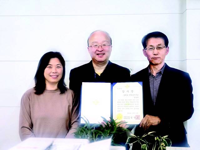 ▲ 벨기에 입양 40대 여성 혈육 상봉에 결정적인 역할을 한 영월읍 조삼식 읍장과 김영숙 민원팀장·홍순길 주무관
