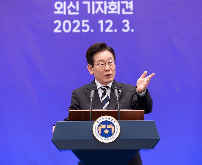 이재명 대통령이 3일 청와대 영빈관에서 열린 '새롭게 선 민주주의, 그 1년' 외신 기자회견에서 취재진의 질문을 받고 있다. / 사진=대통령실