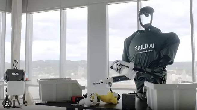 스킬드AI 로봇이 집안일을 하고 있다./스킬드AI