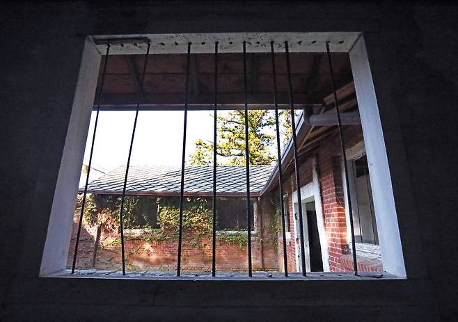 Bars inside the detention center at the former Sorokdo Rehabilitation Center in Goheung County, South Jeolla [PARK SANG-MOON]