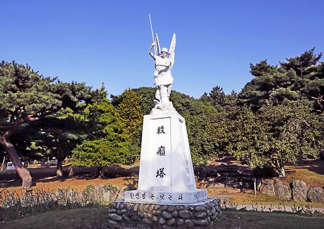 The Guratap, an iconic monument on Sorokdo in Goheung County, South Jeolla, depicts the Archangel Michael stepping on the virus and piercing it with a spear. [PARK SANG-MOON]