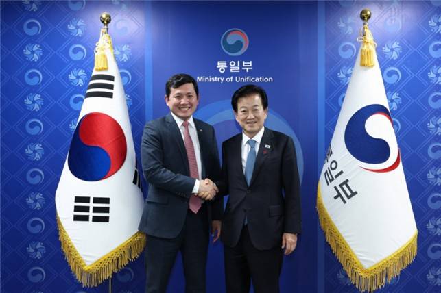 Unification Minister Chung Dong-young, right, shakes hands with Kevin Kim, the charge d’affaires at the U.S. Embassy in Seoul, during a photo session at the government complex in Seoul on Nov. 25. [MINISTRY OF UNIFICATION]