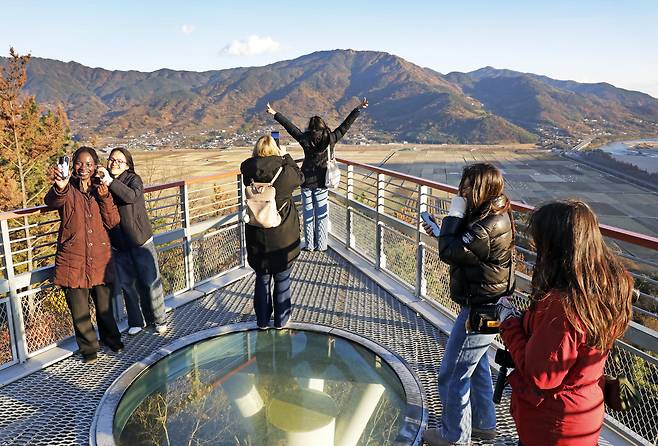 Students take photos at Starway Hadong, an observatory in Hadong County, South Gyeongsang, where visitors can see the Seomjin River, on Dec. 3. [PARK SANG-MOON]