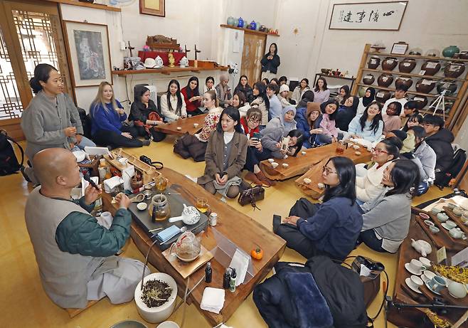 Students have tea and talk with Monk Dukje at Gucheungam on Dec. 2. [PARK SANG-MOON]