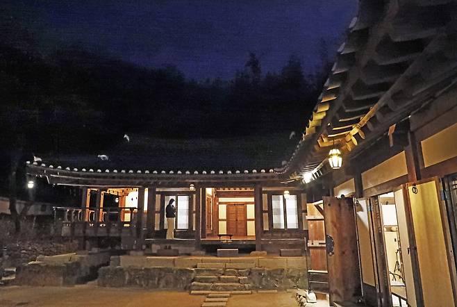The Ssangsanje Hall at night [PARK SANG-MOON]